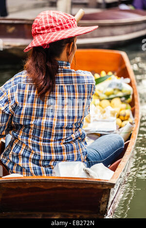 Händler verkaufen Obst und Gemüse in den traditionellen schwimmenden Markt in Damnoen Saduak in der Nähe von Bangkok, Thailand Stockfoto