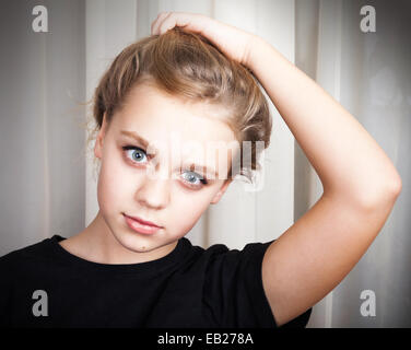 Schöne blonde kaukasische Mädchen Nahaufnahme Studioportrait Stockfoto