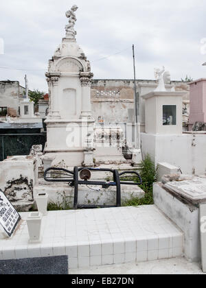 Friedhof mit dem Frontgrill eines alten Autos auf einem Grab, auf dem Friedhof von Pantéon de San Roman, Campeche, Mexiko. Stockfoto