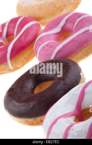 leckere leckere Donuts, die über einen weißen Hintergrund isoliert Stockfoto