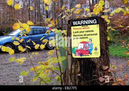 Warnschild über Diebe in Landschaft-Parkplatz Stockfoto