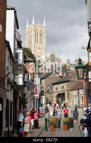 UK, Lincoln, Blick steil bergauf in Richtung der Kathedrale. Stockfoto