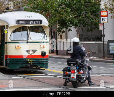 SFPD Offizier hält eine Straßenbahn zu eine Parade in der Innenstadt von San Francisco, CA, USA am 15. Oktober 2014 passieren zu lassen. Stockfoto