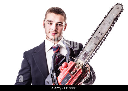 ein junger Geschäftsmann hält eine rote Motorsäge isoliert auf einem weißen Hintergrund Stockfoto