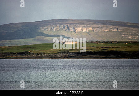 KNOCKNAREA HILL, COUNTY SLIGO, IRLAND, WO KÖNIGIN MAEVE GRABSTÄTTE AN DER SPITZE LIEGT. GENANNTEN DICHTER, DRAMATIKER UND NOBEL-PREISTRÄGER DER LITERATUR, WILLIAM BUTLER YEATS IN 'ERINNERUNGEN'. Stockfoto