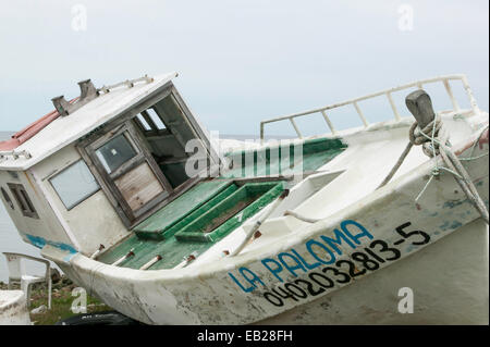 Nahaufnahme eines mexikanischen Fischerbootes, das auf seiner Seite in Campeche, Mexiko, liegt. Stockfoto