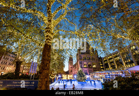 Menschen, die außerhalb des Natural History Museum London UK Skaten Stockfoto