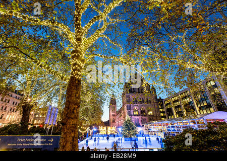 Menschen, die außerhalb des Natural History Museum London UK Skaten Stockfoto