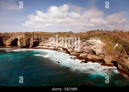 Landschaft und Meer Foto von pasih aduas oder aduas Strand auf der herrlichen balinesischen Insel Nusa Penida in Indonesien. schöner surfen und Steilküsten. Stockfoto