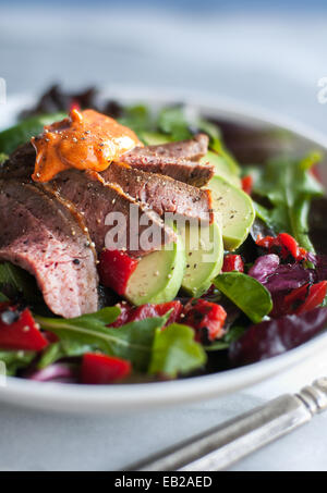 Gemischter Salat mit Roastbeef und geräucherter Paprika aioli Stockfoto