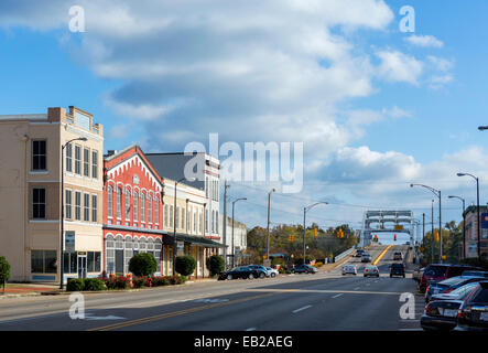 Broad Street (die Hauptstraße) in Dowtown Selma, Alabama, USA - Blick in Richtung der Edmund Pettus Bridge Stockfoto