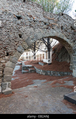 Alten Bogen auf dem Hügel im Osten Siziliens Stockfoto