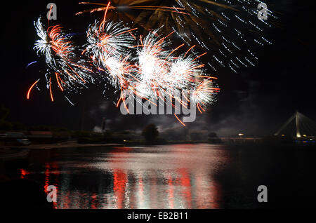 Ein Feuerwerk von der Marine-See in Southport am ersten Tag des dreitägigen britischen musikalischen Feuerwerk Meisterschaften Stockfoto