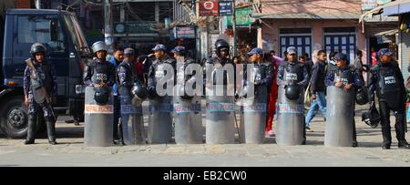 Kathmandu, Nepal. 25. November 2014. Sicherheitspersonal Wachen in der Nähe der Haupt-Veranstaltungsort für die 18. Südasiatischen Vereinigung für regionale Zusammenarbeit (SAARC) Gipfel am Tribhuwan International Airport in Kathmandu, Nepal, 25. November 2014. © Sunil Sharma/Xinhua/Alamy Live-Nachrichten Stockfoto