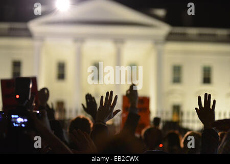 Washington, DC, USA. 25. November 2014. Demonstranten erheben ihre Hände vor dem weißen Haus Montag Nacht zu einer Grand Jury-Entscheidung, Darren Wilson, ein weißer Polizist anzuklagen, die erschossen einen unbewaffneten schwarzen Jugendlichen in Ferguson, Missouri im August nicht denunzieren. Bildnachweis: Miguel Juarez Lugo/ZUMA Draht/Alamy Live-Nachrichten Stockfoto