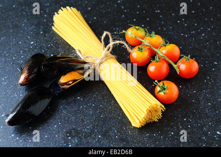 Spaghetti mit Muscheln und Tomaten auf einer Schiefertafel, leckeres Essen Stockfoto