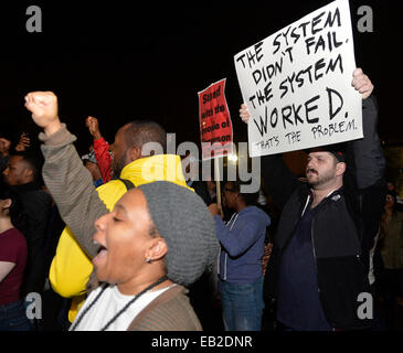 Washington, DC, USA. 24. November 2014. Menschen protestieren gegen die Grand Jury-Entscheidung nicht zu Polizist Darren Wilson in den tödlichen Schüssen auf afroamerikanische Jugend Michael Brown in Ferguson im August, vor dem weißen Haus in Washington, DC, USA, 24. November 2014 zu berechnen. Mehr als 200 Personen nahmen an den Protesten vor dem weißen Haus am Montag. Bildnachweis: Bao Dandan/Xinhua/Alamy Live-Nachrichten Stockfoto