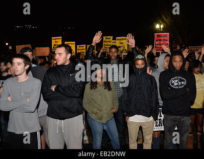 Washington, DC, USA. 24. November 2014. Menschen protestieren gegen die Grand Jury-Entscheidung nicht zu Polizist Darren Wilson in den tödlichen Schüssen auf afroamerikanische Jugend Michael Brown in Ferguson im August, vor dem weißen Haus in Washington, DC, USA, 24. November 2014 zu berechnen. Mehr als 200 Personen nahmen an den Protesten vor dem weißen Haus am Montag. Bildnachweis: Bao Dandan/Xinhua/Alamy Live-Nachrichten Stockfoto