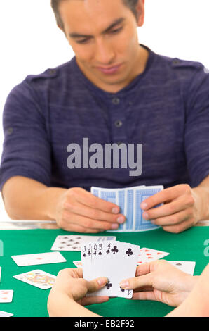 junger Mann Spiel Karten Cuarenta traditionellen ecuadorianischen Stockfoto