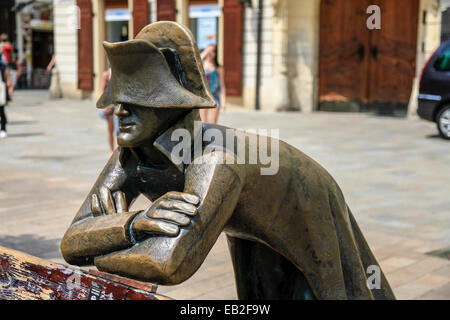 Slowakei, Bratislava, Altstadt-Statue des Bildhauers Juraj Melis repräsentieren einen napoleonischen Soldaten vor der Kutscherf Stockfoto