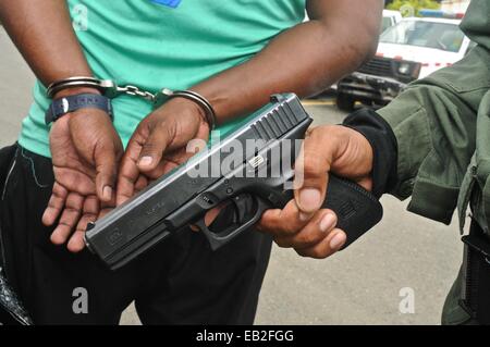 Uniformierte Polizisten an einer taktischen und Schusswaffen training Kurs an die panamaische National Police Force Academy-Praxis eine Verhaftung. Stockfoto