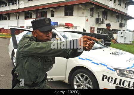 Uniformierte Polizisten an einer taktischen und Schusswaffen Trainingskurs an der panamaische National Police Force Academy. Stockfoto