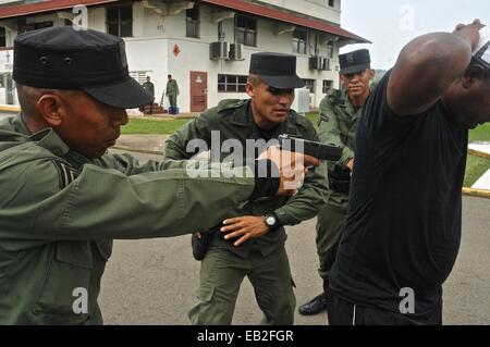 Uniformierte Polizisten üben eine Verhaftung bei einer taktischen und Schusswaffen Trainingskurs an der panamaische National Police Force Academy. Stockfoto