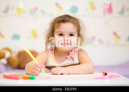 Kind Mädchen Farben im Kindergarten zu Hause Stockfoto