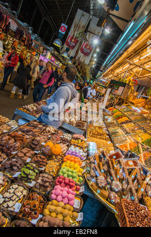 Getrocknete Früchte und Süßigkeiten-Stand auf Lebensmittel Markt La Boqueria, Barcelona, Katalonien, Spanien Stockfoto