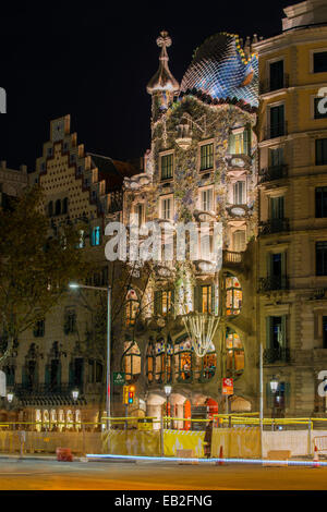 Nachtansicht der Casa Batllo entworfen von Architekt Antoni Gaudi, Barcelona, Katalonien, Spanien Stockfoto