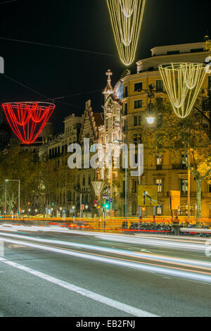 Nachtansicht des Passeig de Gracia und Casa Batllo geschmückt mit Weihnachtsbeleuchtung, Barcelona, Katalonien, Spanien Stockfoto