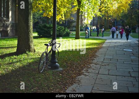 Ein Fahrrad lehnt sich an eine helle Stelle auf dem Campus der Yale University. Stockfoto