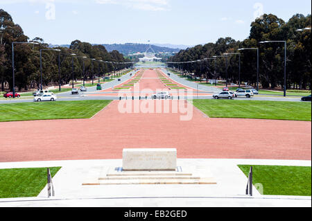 Auf der Suche nach unten ANZAC Parade zum Capital Hill und Parliament House vom Eingang des Australian War Memorial. Stockfoto
