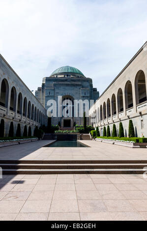 Kreuzgang mit der Roll Of Honour übersehen Memorial Hof, ewige Flamme und Memorial Pool führt zu der Hall of Memory. Stockfoto