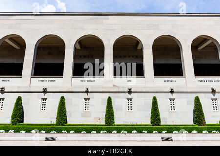 Kreuzgang mit der Roll Of Honour übersehen Memorial Hof, ewige Flamme und Memorial Pool führt zu der Hall of Memory. Stockfoto