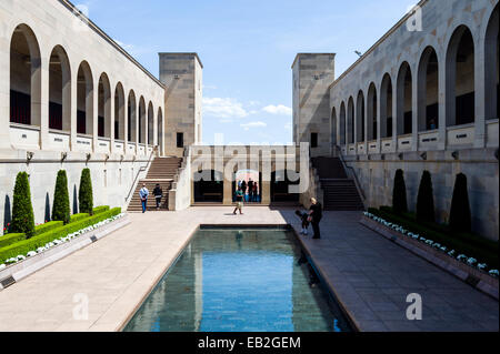 Kreuzgang mit der Roll Of Honour übersehen Memorial Hof, ewige Flamme und Memorial Pool führt zu der Hall of Memory. Stockfoto