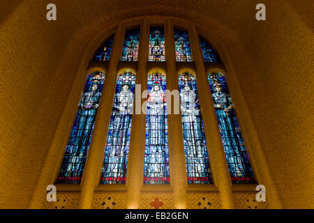 Glasfenster in der Halle der Erinnerung an das Australian War Memorial. Stockfoto