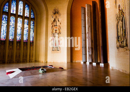 Mosaik-Wände und Glasfenster in der Hall of Memory, wo das Grab des unbekannten Soldaten liegt. Stockfoto