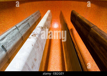 Die vier Säulen Skulptur in der Hall of Memory, Erde, Feuer, Luft und Wasser darstellt. Stockfoto