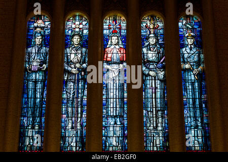 Glasfenster in der Halle der Erinnerung an das Australian War Memorial. Stockfoto