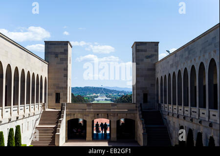 Parliament House angesehen durch den Memorial-Hof aus der Halle der Erinnerung. Stockfoto