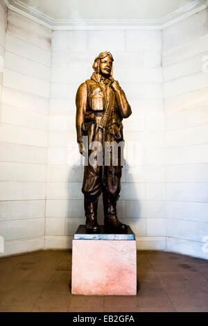 Eine Bronzestatue von einem zweiten Weltkrieg Flieger tragen fliegende Komplettpaket und einen Fallschirm über der Schulter tragen. Stockfoto