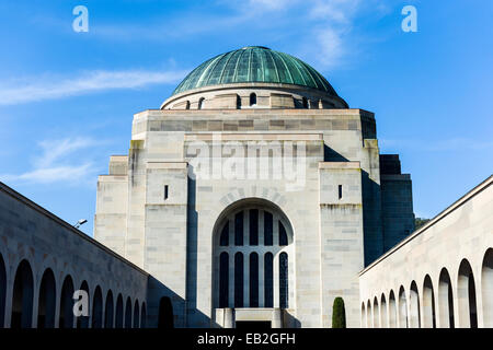 Kreuzgang mit der Roll Of Honour übersehen Memorial Hof, ewige Flamme und Memorial Pool führt zu der Hall of Memory. Stockfoto