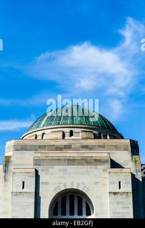 Kreuzgang mit der Roll Of Honour übersehen Memorial Hof, ewige Flamme und Memorial Pool führt zu der Hall of Memory. Stockfoto