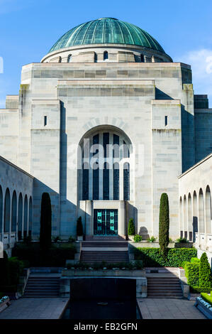 Kreuzgang mit der Roll Of Honour übersehen Memorial Hof, ewige Flamme und Memorial Pool führt zu der Hall of Memory. Stockfoto