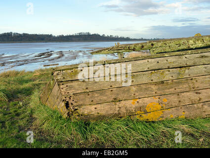 Reste der Severn Collier, Stourport 1937 erbaut und strandeten in Purton 1965 um zu verhindern, dass der Fluss Severn erroding Stockfoto