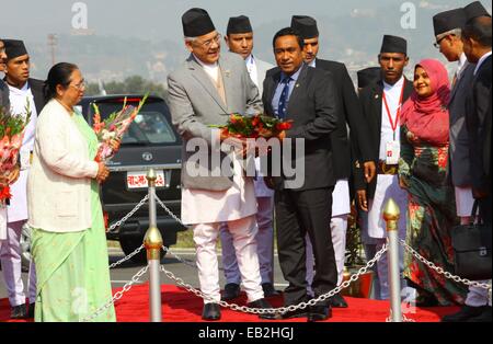 Kathmandu, Nepal. 25. November 2014. Nepals Vizepremierminister und Home Minister Bam Dev Gautam (L, vorn) begrüßt maledivische Präsident Abdulla Yameen Abdul Gayoom (R, vorne) für den 18. südasiatische Vereinigung für regionale Zusammenarbeit (SAARC) am Tribhuwan International Airport in Kathmandu, Nepal, 25. November 2014-Gipfel. Nach zwei Jahre Aufschub sehen die SAARC seinem 18. Gipfel in Nepals Hauptstadt Kathmandu am November 26 und 27. Bildnachweis: Sunil Sharma/Xinhua/Alamy Live-Nachrichten Stockfoto