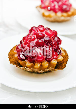 Kuchen mit Preiselbeeren auf einem weißen Teller Stockfoto