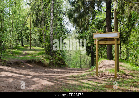 Hölzerne Schild auf dem natürlichen Weg. Im Waldpark Stockfoto