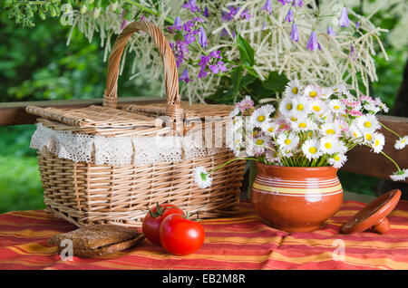 Sommer-Stillleben mit Blumen und Essen Stockfoto